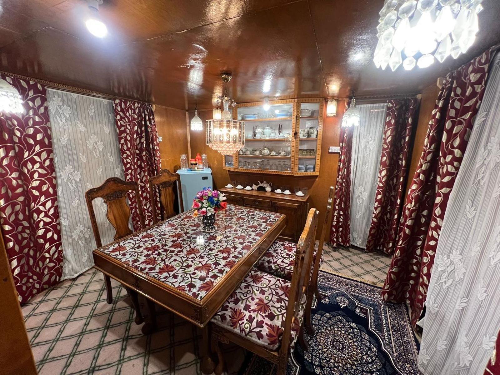 Houseboat Wild Rose Ξενοδοχείο Σριναγκάρ Εξωτερικό φωτογραφία